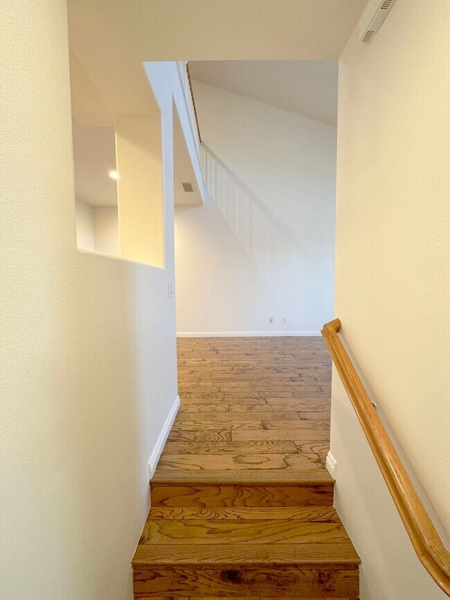 Building Photo - 2 BEDROOM 2.5 BATHROOM WITH LOFT HOME IN HIGHLY DESIRED BERKSHIRE TRACK