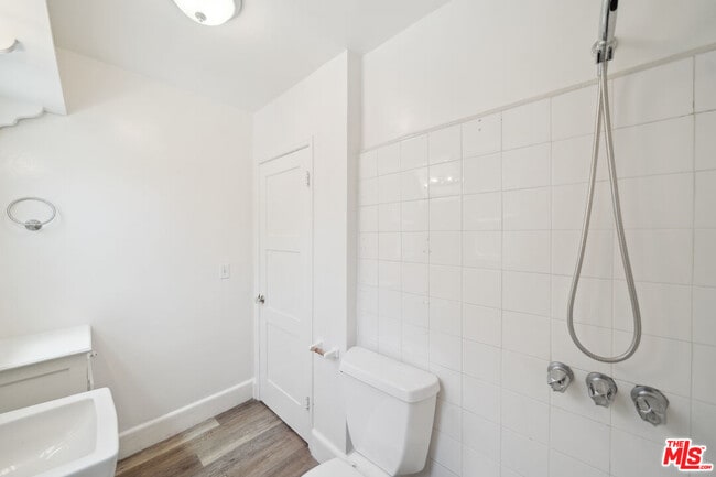 Building Photo - 1408 N Mansfield Ave