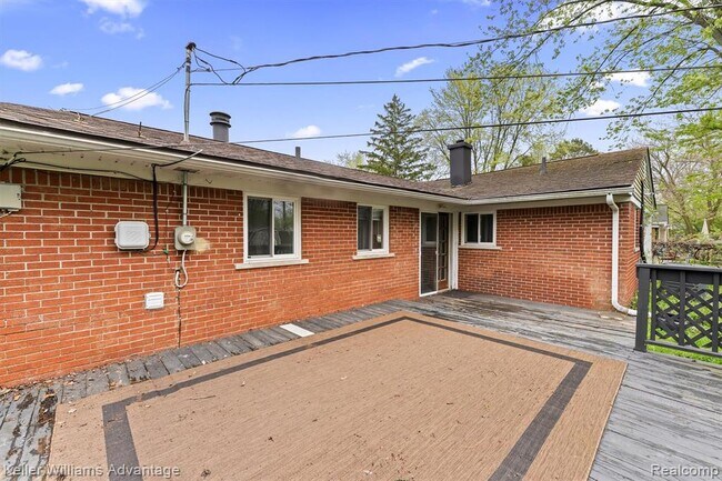 Building Photo - 2479 Ivanhoe Dr