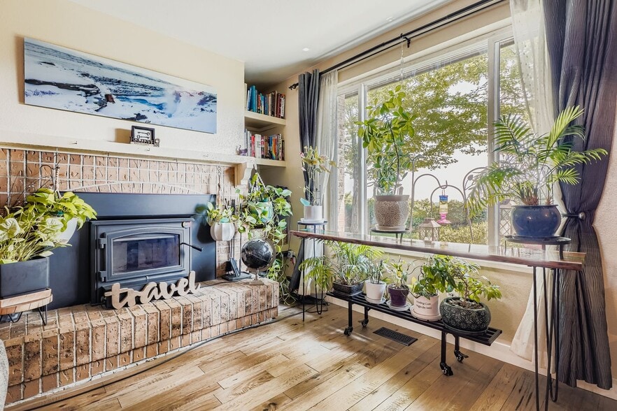 Wood burning fireplace - 382 Gladiola St