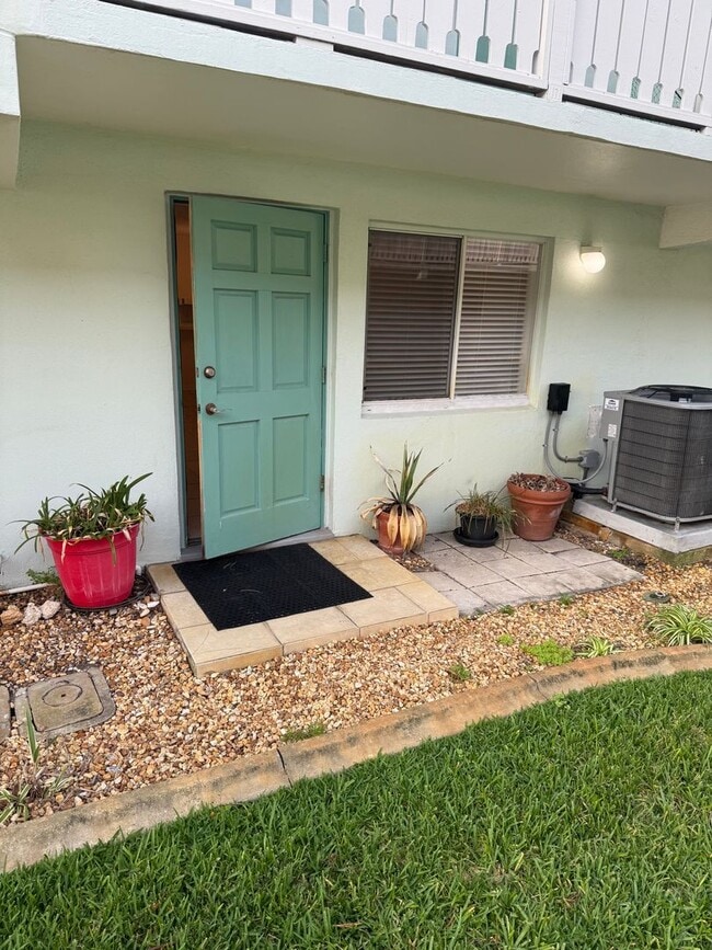 Building Photo - Beautiful Beachside Condo in the Heart of Ormond Beach  $1300
