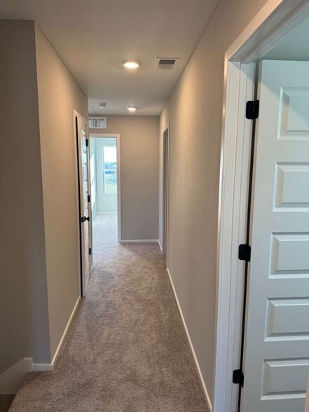Building Photo - 1428 Vantage Dr