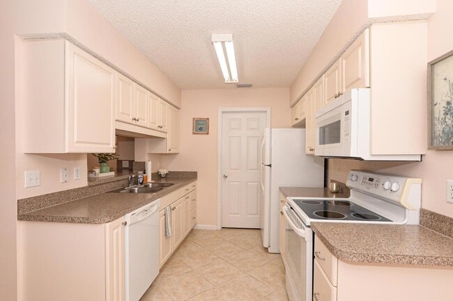 Building Photo - 3970 NW Cinnamon Tree Cir