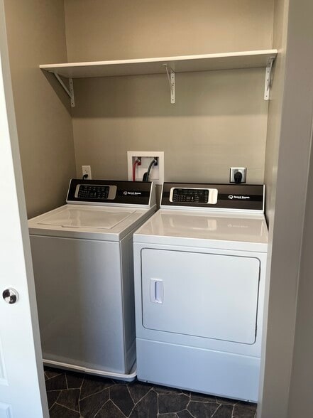 Building Photo - 713 4th Ave