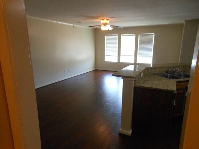 Building Photo - 2 Bedroom 1 Bath Apartment (40% 1st Month Rent BAC)