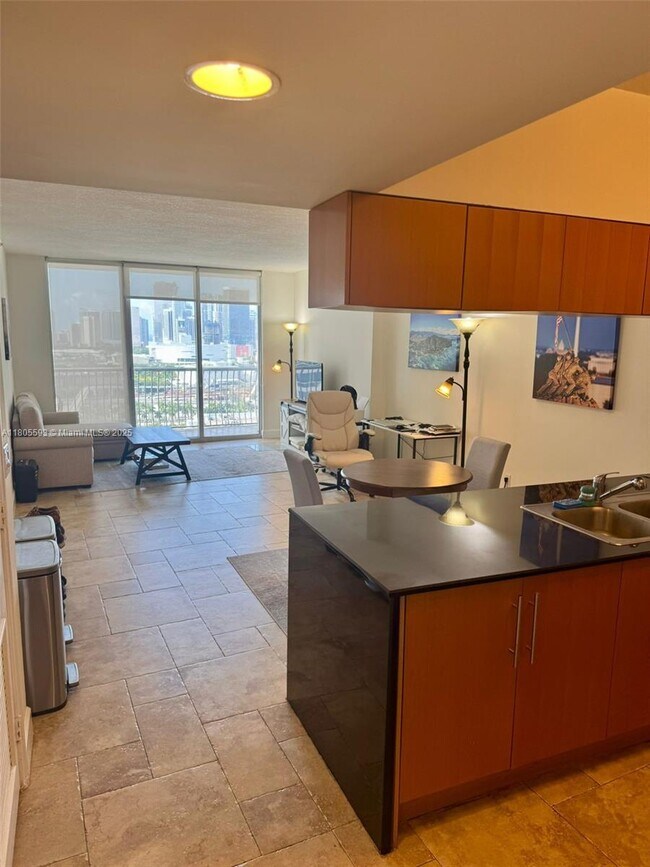 Primary Photo - 1750 N Bayshore Dr