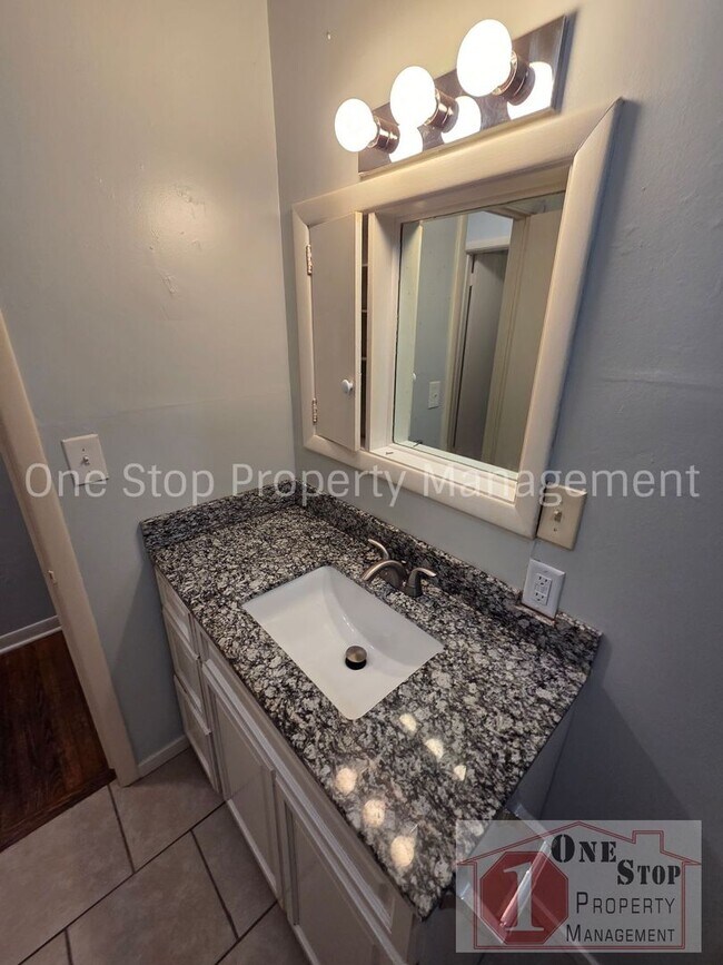 Building Photo - Beautiful 2 Bedroom 1 Bathroom in Lee Summit!