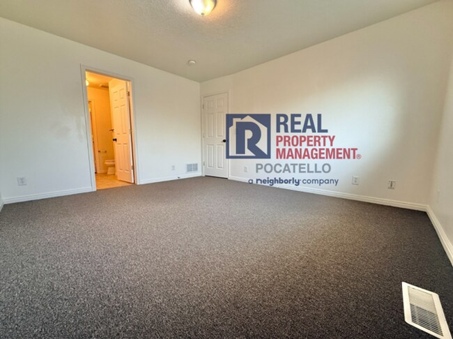 Building Photo - MOVE IN SPECIAL - 5 Bedroom 3.5 Bath Duplex - 2 car garag