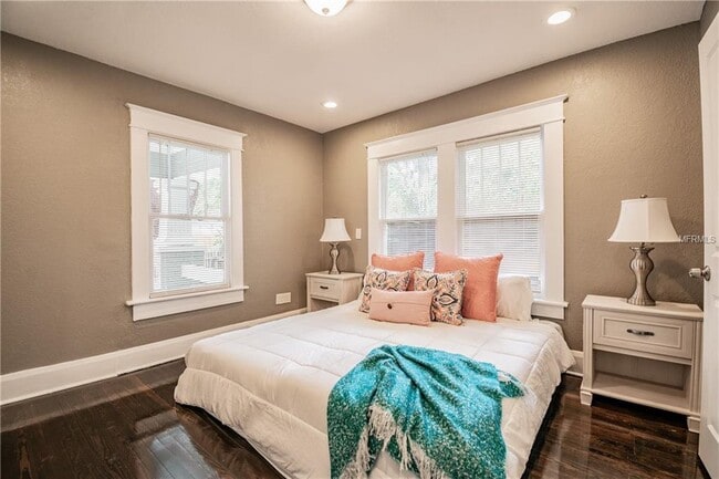 Building Photo - "Charming 3-Bed, 2-Bath Gem in Tampa's Heart - 1244 Sq Ft of Comfort Awaits!"