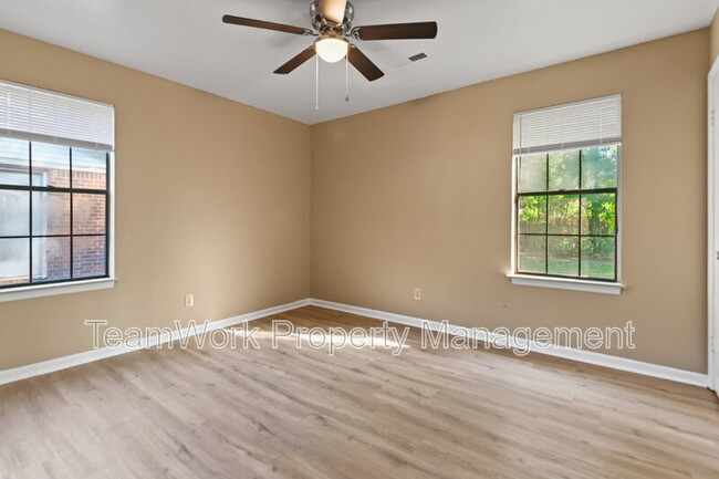Building Photo - 260 Dorchester Manor Blvd