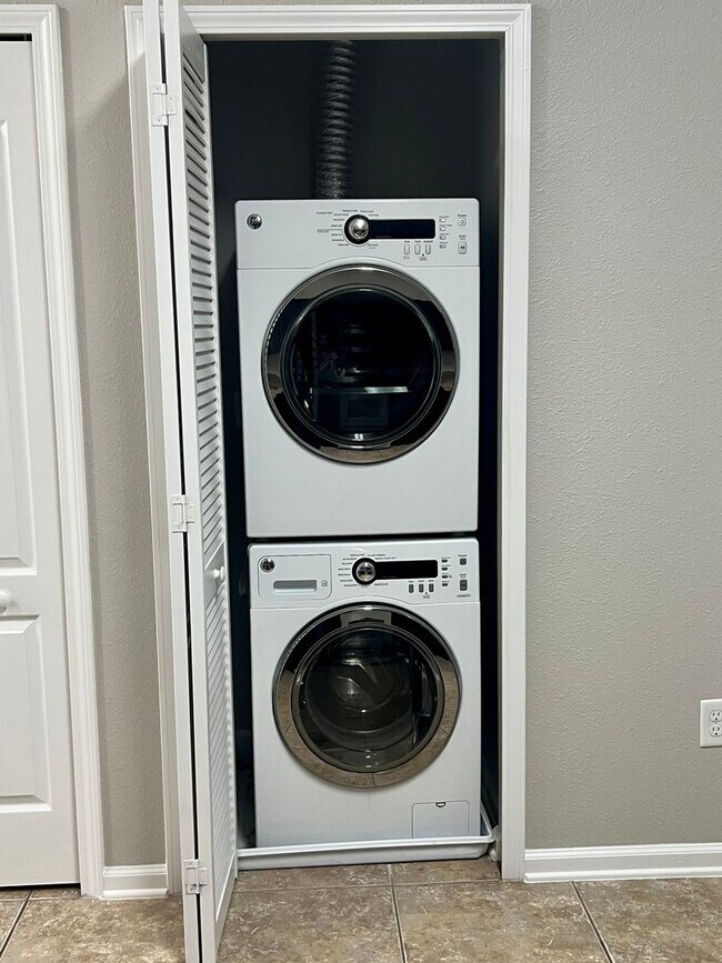 Building Photo - Stylish 3 Bedroom, 2 bath Condo with Woode...