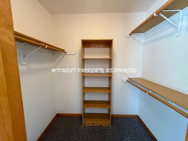 Building Photo - Amazing 3 Bedroom Townhouse!