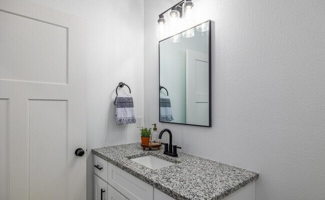 Building Photo - 922 N Blake Ave