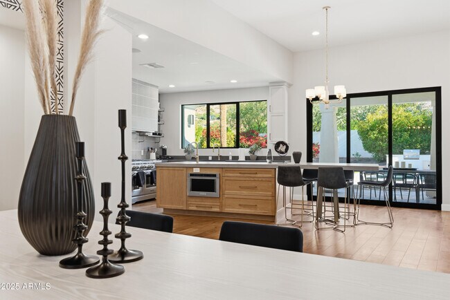 Building Photo - 4601 N Royal View Dr