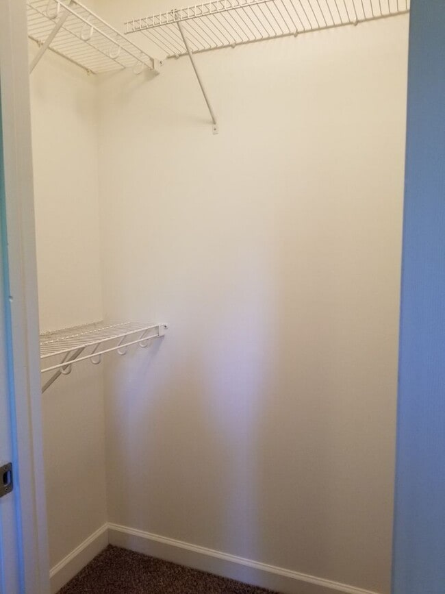 Building Photo - Move in ready close to airport BNA and I40