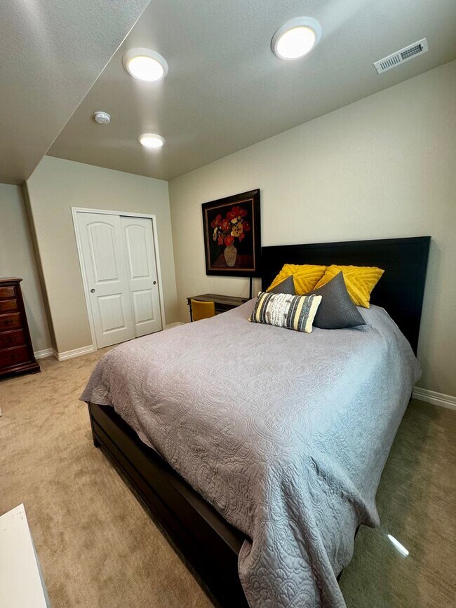 Building Photo - Stunning 5 Bedroom Home in Cordera with access to Community center with pool