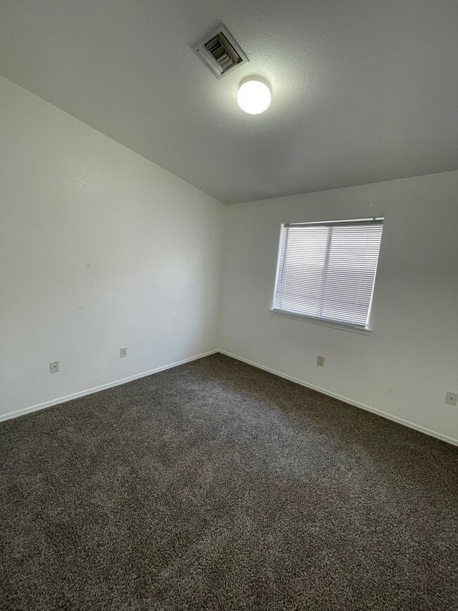 Building Photo - YUMA MEADOWS TOWNHOUSE W/ POOL ACCESS!