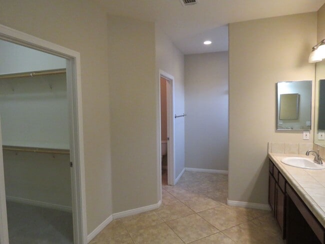 Building Photo - Beautiful 3/2 in the heart of JT!