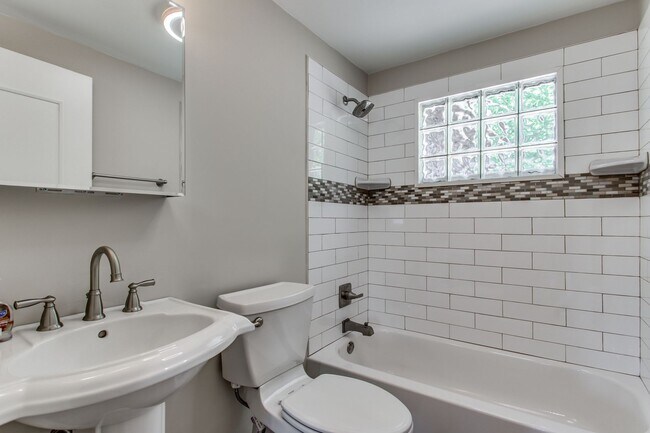 Building Photo - AVAILABLE MID-SEPTEMBER! Gorgeous 3-bedroo...