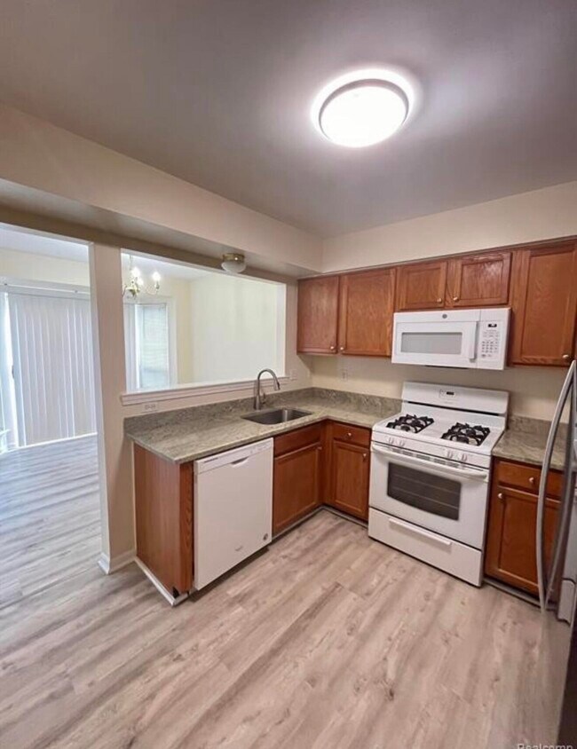 Building Photo - 3112 Village Cir N