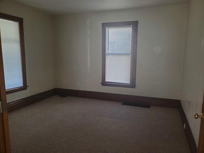 Building Photo - 383 Maple Ave