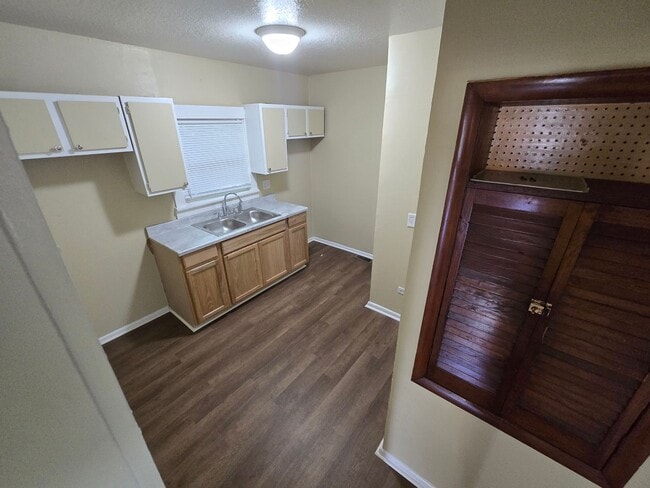 Building Photo - 2 Bedroom House