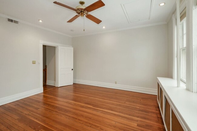 Building Photo - 3 Bed 2.5 Bathroom - Capitol Hill Rowhome - Driveway For Parking