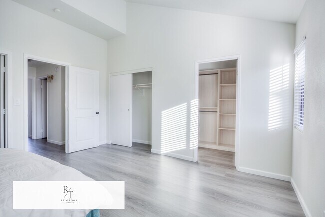Building Photo - Fully Remodeled | Spacious & Bright Townhome