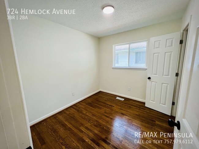 Building Photo - Completely remodeled Bungalow convenient t...