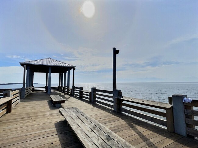 Building Photo - Fully Furnished 2 BD/2 BA Retreat on the B...