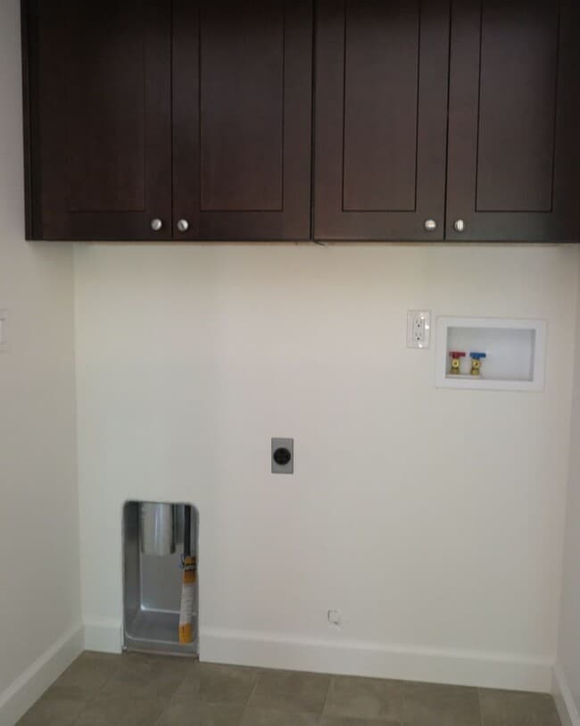 Building Photo - Charming 3 Bedroom & 2.5 Bathroom Available in Atascadero!