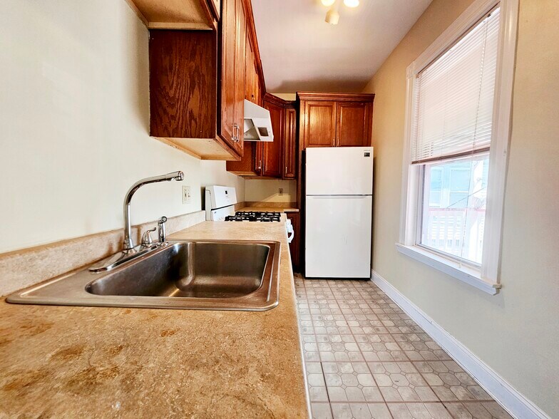 Building Photo - 243 Callender St