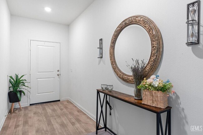 Building Photo - 4 Bed 2 Bath