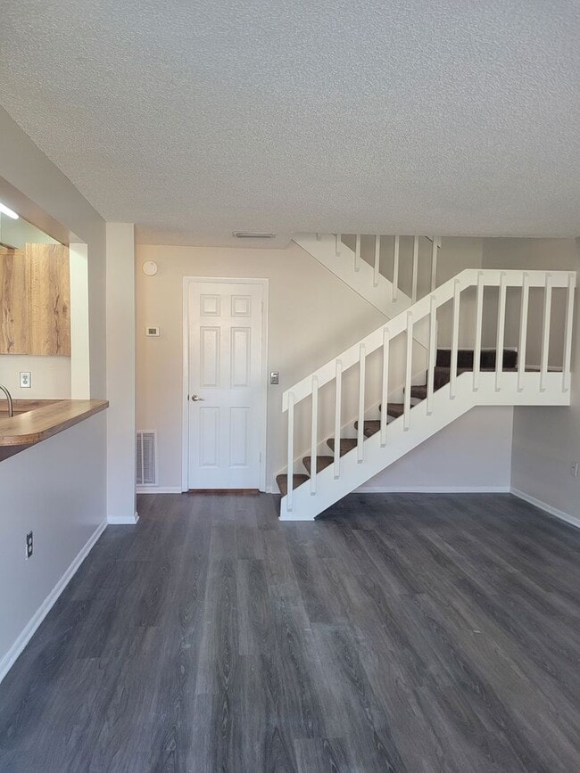 Building Photo - FOR RENT!! CUTE AND COZY 2 BED 1.5 BATH WITH GARAGE (MOVE IN SPECIAL)...