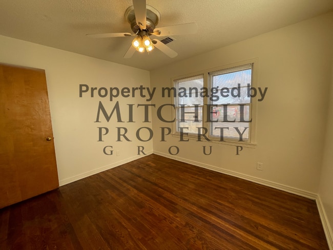 Building Photo - Spacious 2 bedroom 2 living areas 1 bath with a garage!