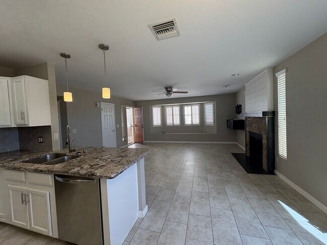 Building Photo - 2Bed/2Bath Townhouse in North Scottsdale! Ready for Immediate Move-In! -- 2 CAR GARAGE!