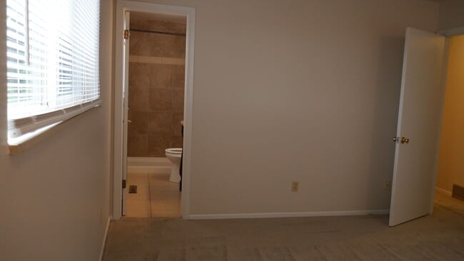 Building Photo - Single Family 3 Bed, 2 Bath w/ Big Backyar...