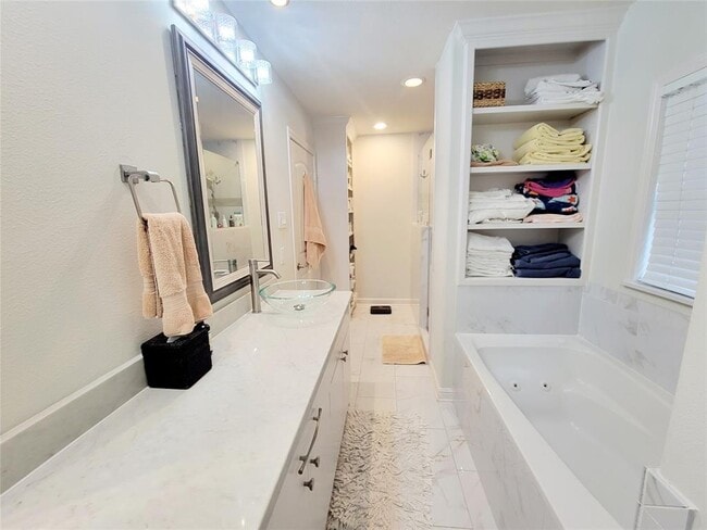 Building Photo - 426 Isolde Dr