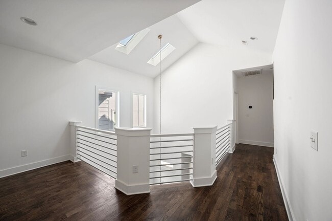 Building Photo - Modern 3BR/3.5BA home in Sylvan Summit, just minutes from downtown!