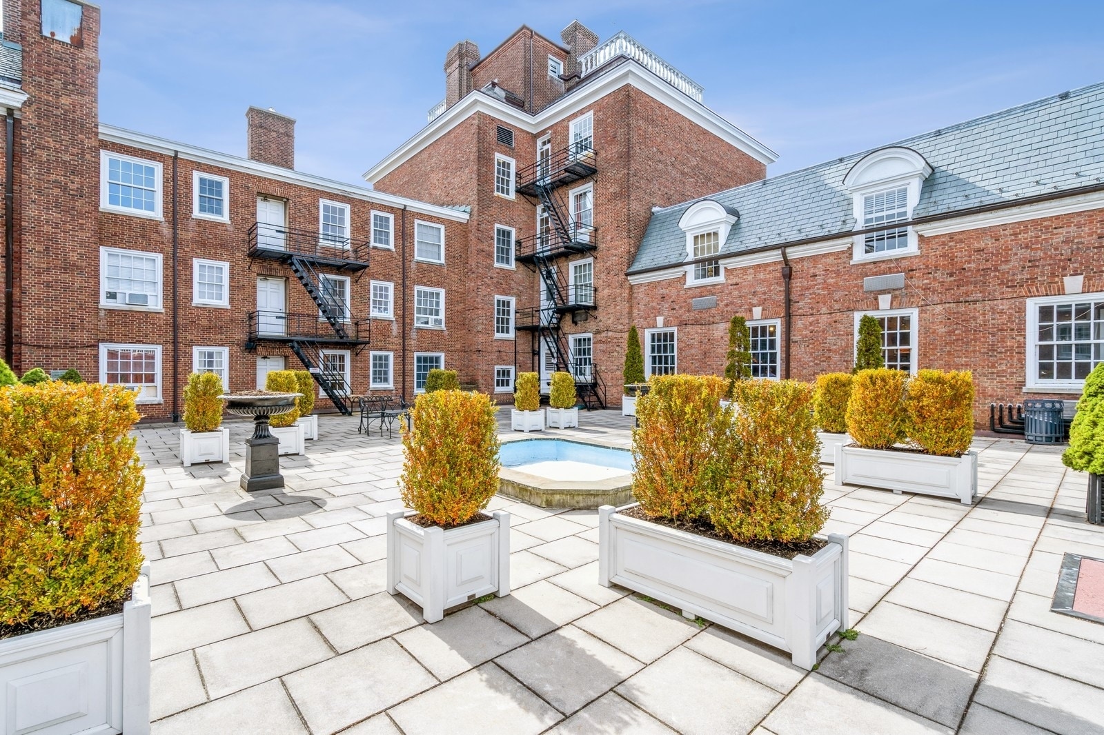 Rooftop courtyard - 31 Palmer Sq W