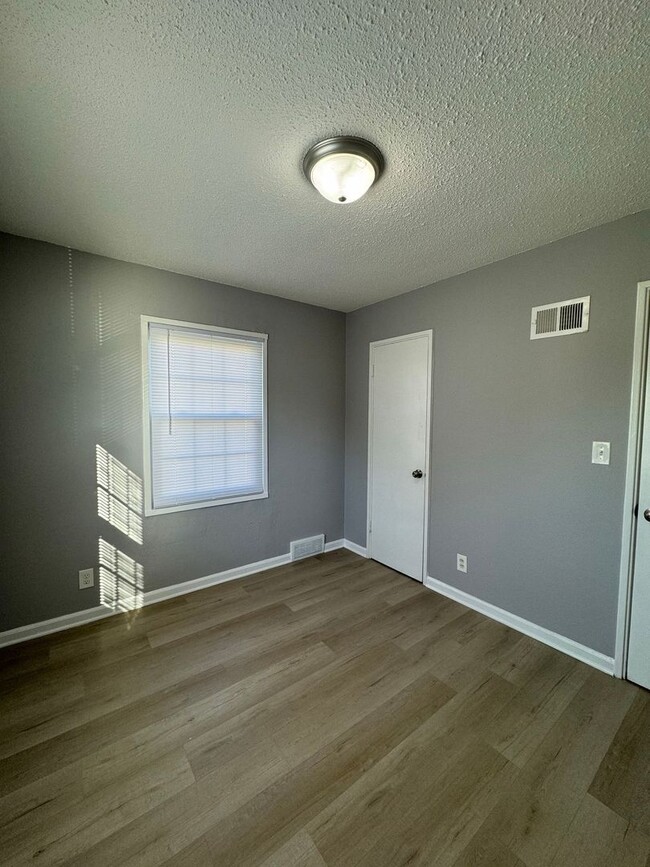 Building Photo - Gorgeous 2 bedroom, 1.5 bath remodel in KCMO!