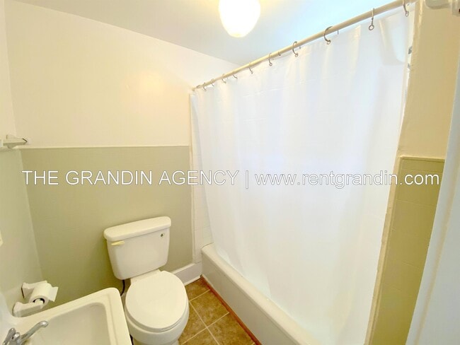 Building Photo - 909 13th St SE