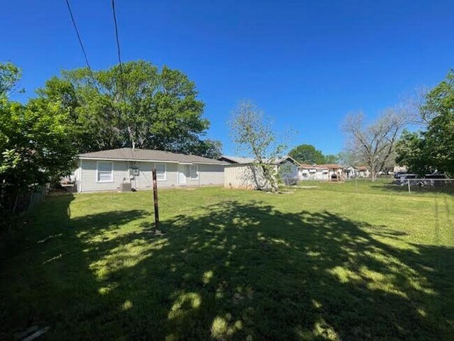 Building Photo - 1105 Fisher St