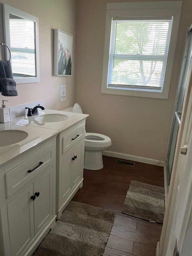 Building Photo - Charming, 3 bed, 1 bath ranch just mins from VA hospital