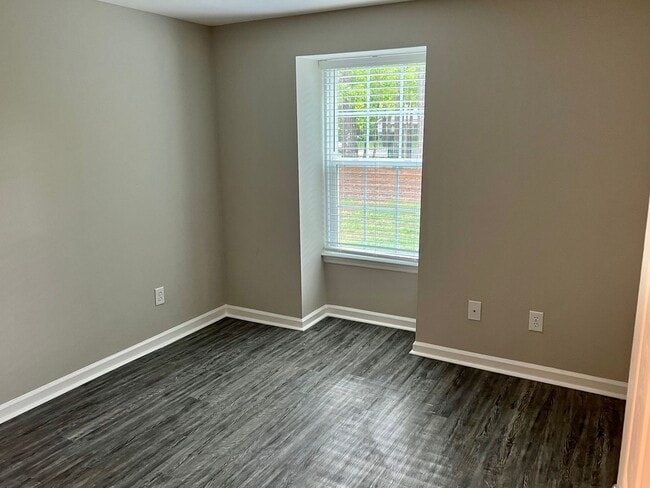 Building Photo - University Spacious 1st floor Condo