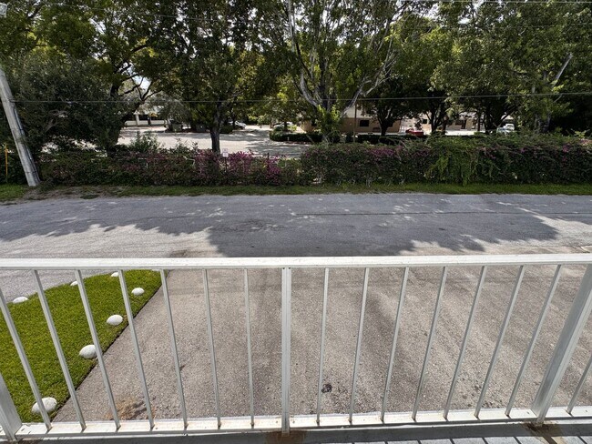Building Photo - Private Top Floor 2 Bedroom with Balcony &...
