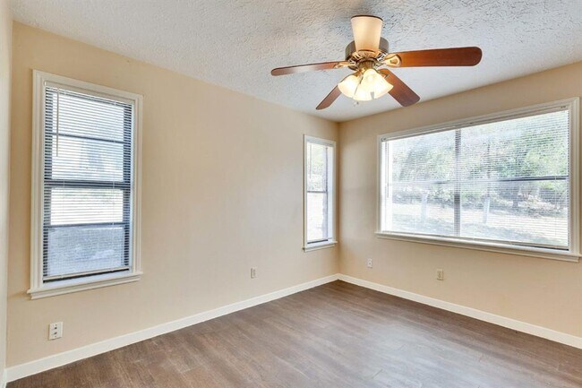 Building Photo - 908 N LBJ Dr