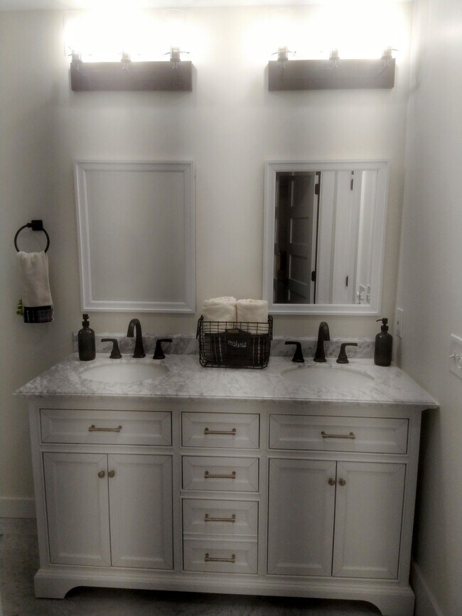 Building Photo - 63 Redwood Ln