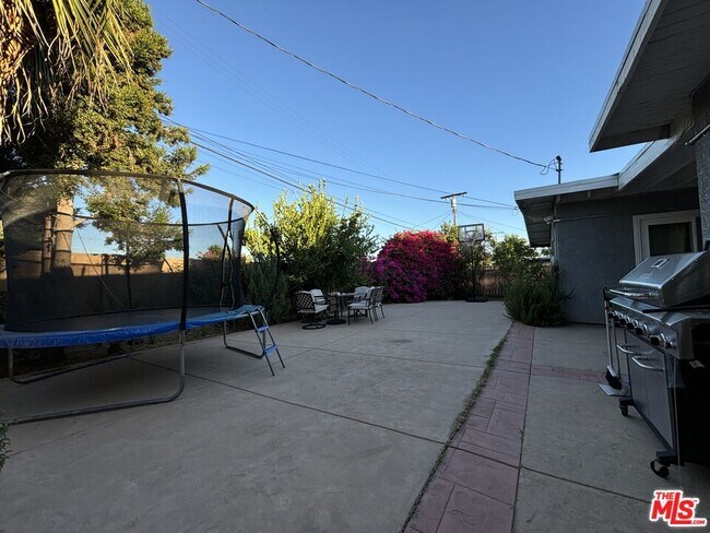 Building Photo - 10824 Paso Robles Ave