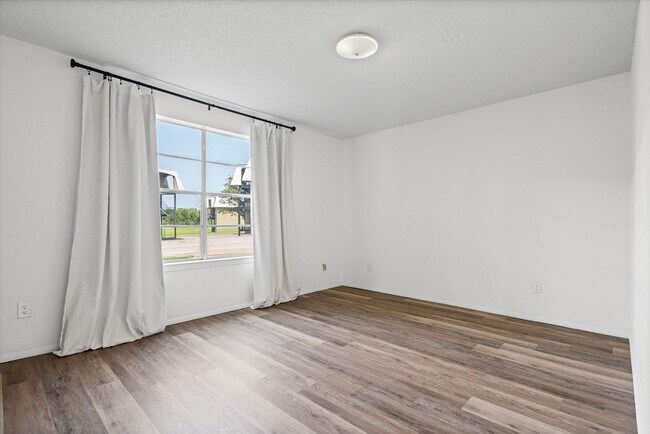 Building Photo - 119 Riverbend Dr